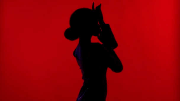Jolie dame danse thème montrer profil côté isolé vin couleur fond — Video