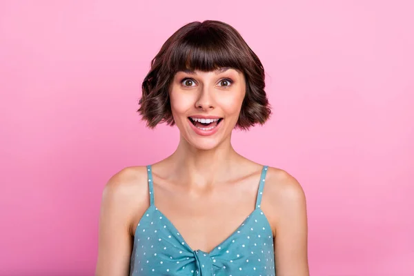 Portrét atraktivní veselá užaslá dívka dobré zprávy reakce izolované přes růžové pastelové barvy pozadí — Stock fotografie