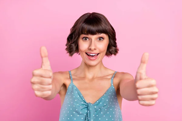 분홍색 파스텔 색 배경 위로 분리되어 있는 더블 썸 광고를 보여 주는 매력적 인 명랑 한 소녀의 모습 — 스톡 사진