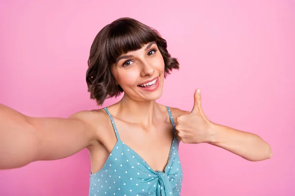 Autorretrato de atractiva chica alegre y exitosa que muestra el anuncio de pulgar aislado sobre fondo de color pastel rosa —  Fotos de Stock