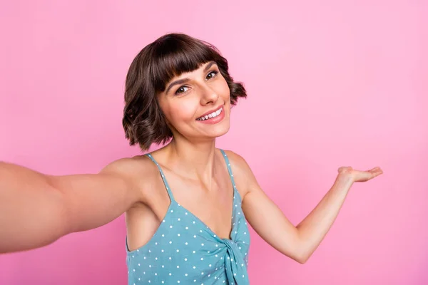 Autorretrato de atractiva chica alegre mostrando espacio de copia bienvenida aislado sobre fondo de color pastel rosa —  Fotos de Stock