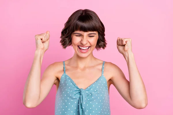 Porträtt av attraktiva glada lycklig flicka glädje att ha kul isolerad över rosa pastell färg bakgrund — Stockfoto
