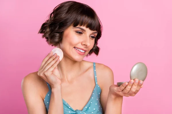 Retrato de chica alegre atractiva aplicando rubor preparando aislado sobre fondo de color pastel rosa — Foto de Stock