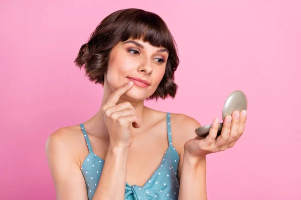Retrato de atractiva chica de ensueño alegre mirando espejo preparando mirada aislada sobre fondo de color pastel rosa — Foto de Stock