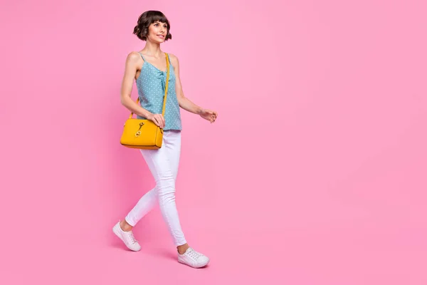 Longitud completa vista del tamaño del cuerpo de la atractiva chica alegre que va copia espacio en blanco lugar aislado sobre fondo de color pastel rosa —  Fotos de Stock