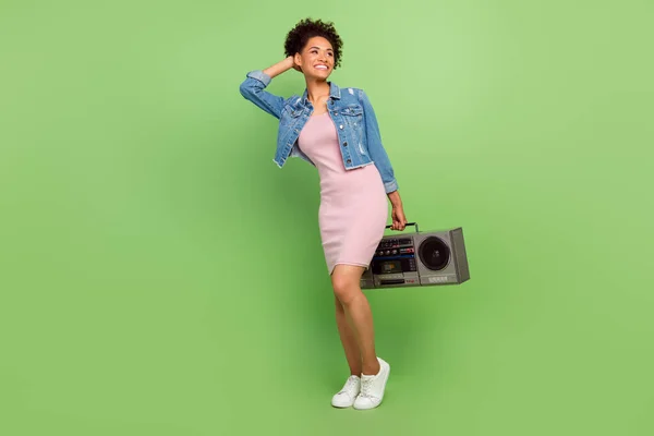 Full body photo of cute young lady with boom box look wear dress shirt sneakers απομονωμένα σε πράσινο φόντο — Φωτογραφία Αρχείου