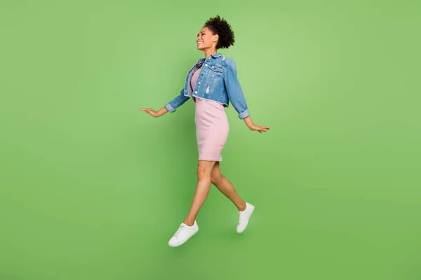 Foto de perfil de tamaño completo de funky millennial lady jump wear dress shirt sneakers aisladas sobre fondo verde —  Fotos de Stock