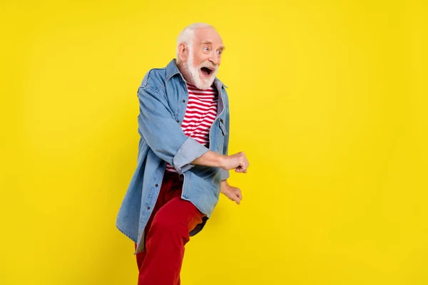 Portré vonzó vidám gondtalan ősz hajú férfi tánc bolondozás szórakozás elszigetelt felett ragyog sárga színű háttér — Stock Fotó