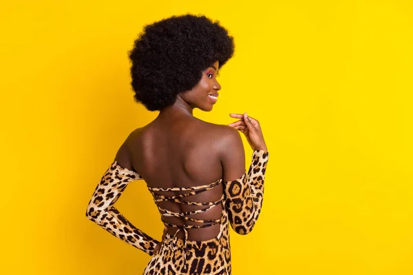 Voltar ver foto mulher vestindo vestido de leopardo impresso sorrindo feliz isolado vívido cor amarela fundo copyspace — Fotografia de Stock