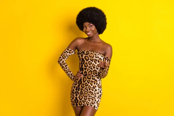 Фотопортрет кудрявая женщина улыбается приглашая в печатном платье изолированы ярко-желтый фон — стоковое фото