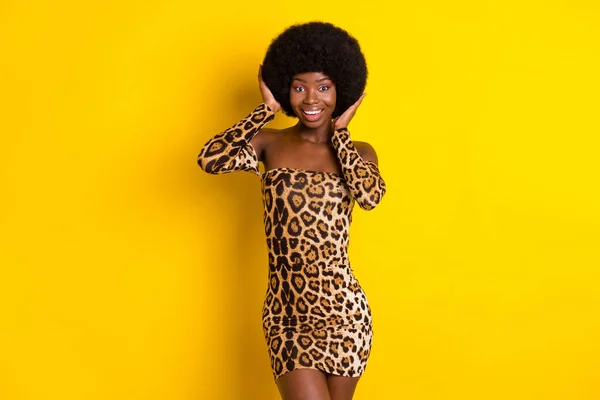 Retrato de chica alegre atractiva fijación de pelo posando evento festal aislado sobre fondo de color amarillo brillante — Foto de Stock