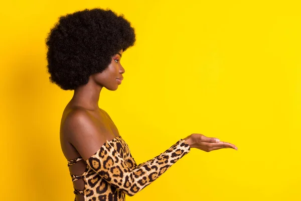 Perfil lateral foto retrato mujer mantener espacio en blanco en las manos aislado color amarillo brillante fondo — Foto de Stock