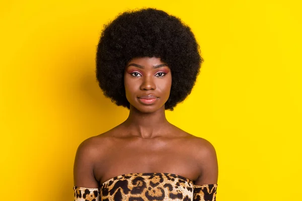 Foto retrato rizado mujer usando impreso leopardo superior aislado de color amarillo brillante fondo — Foto de Stock