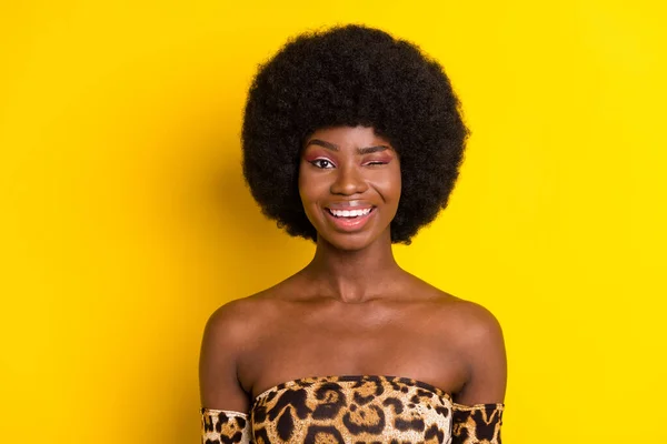 Foto retrato rizado mujer con leopardo impreso superior guiño parpadeo aislado color amarillo brillante fondo — Foto de Stock