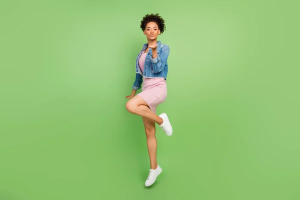 Teljes méretű profil fotó kacér Y-generációs hölgy fúj csók viselet ruha ing cipő elszigetelt zöld háttér — Stock Fotó