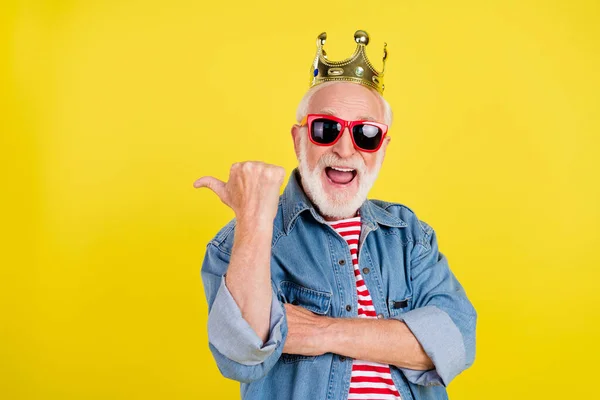 Retrato de idosos aposentado pensionista na moda bonito homem de cabelos grisalhos no espaço de cópia da coroa isolado sobre fundo de cor amarelo brilhante — Fotografia de Stock
