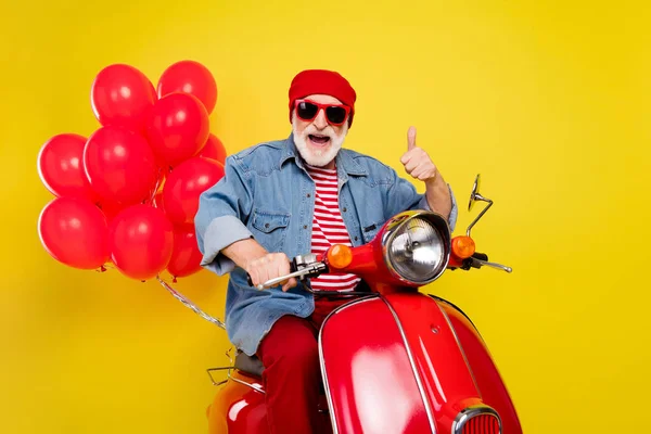 Retrato de anciano jubilado apuesto jubilado alegre hombre de moda montar mostrando pulgar aislado sobre fondo de color amarillo vivo — Foto de Stock