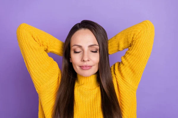 Foto von schläfrigen Brünette reifen Dame Arme Kopf tragen gelben Pullover isoliert auf lila Farbhintergrund — Stockfoto