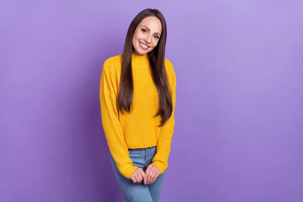 Foto di carino bruna giovane signora tenere braccia indossare maglione giallo isolato su sfondo di colore viola — Foto Stock