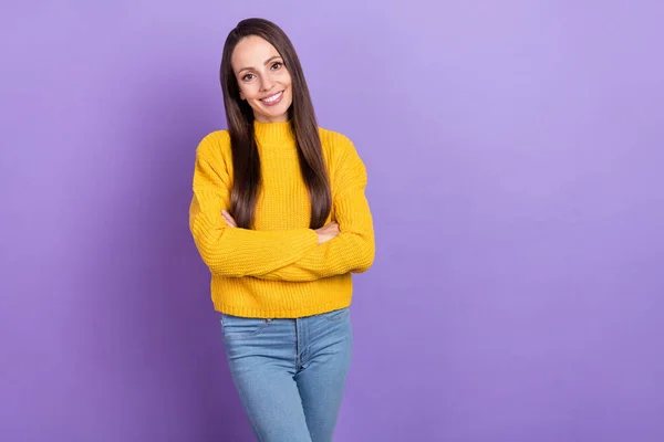Foto di smart bruna giovane signora attraversato palme indossare pullover giallo isolato su sfondo di colore viola — Foto Stock