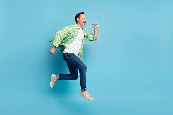 Tamanho do corpo de comprimento total vista de atraente alegre motivado homem saltar correndo resistência isolada sobre fundo de cor azul vívido — Fotografia de Stock