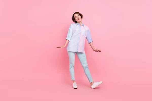 フル丈ボディサイズ写真女性笑顔喜びでストライプシャツ隔離されたパステルピンク色の背景 — ストック写真