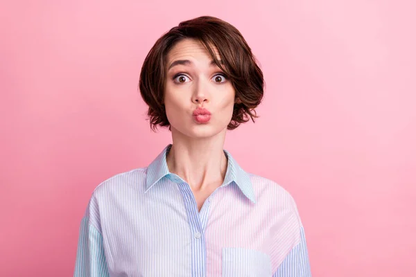 Foto retrato mulher surpreendida enviando beijo de ar na data isolado pastel cor-de-rosa fundo — Fotografia de Stock