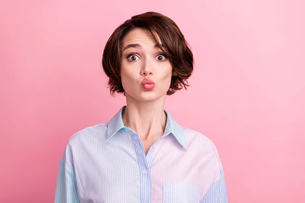 Foto retrato mujer asombrada enviando aire beso en fecha aislado pastel color rosa fondo —  Fotos de Stock