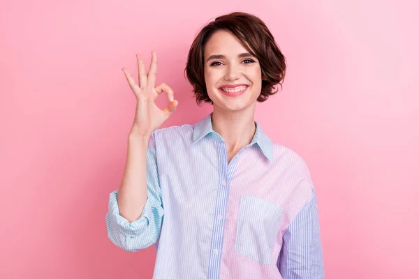 Fénykép a fiatal nő boldog pozitív mosoly megjelenítése okey jel üzlet kész döntés promo elszigetelt rózsaszín szín háttér — Stock Fotó