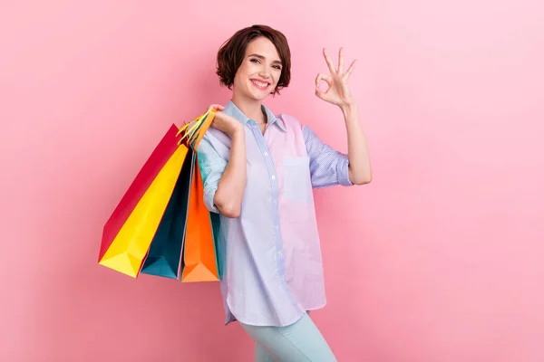 Профиль стороне фото молодой женщины счастливый положительный улыбка покупки сумки показывают хорошо рекламу совет знак изолированы на пастельный цвет фона — стоковое фото