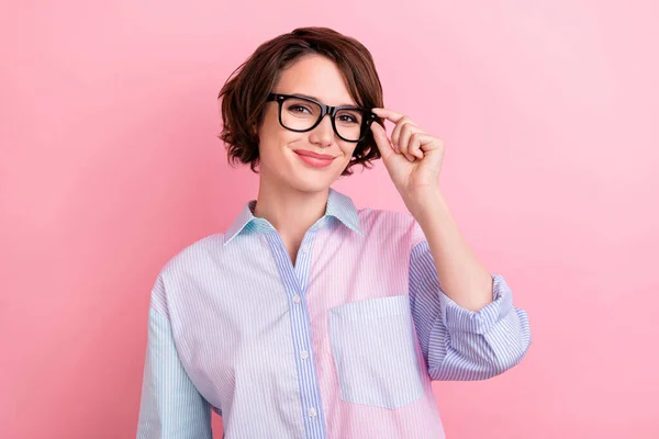 Foto av ung attraktiv affärskvinna glad positiv leende hand touch glasögon isolerade över pastell färg bakgrund — Stockfoto