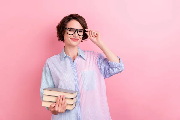 Foto de mujer joven feliz sonrisa positiva mano tacto gafas libros inteligentes literatura aislada sobre fondo de color pastel —  Fotos de Stock