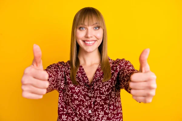Foto retrato de mulher loira mostrando sinais de polegar para cima recomendo aconselhar fundo de cor amarelo vívido isolado — Fotografia de Stock