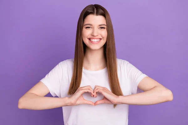Retrato de menina alegre atraente mostrando sinal de coração amour isolado sobre fundo de cor violeta roxo brilhante — Fotografia de Stock