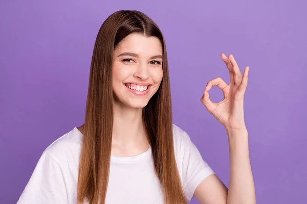 Πορτρέτο της ελκυστικής χαρούμενο κορίτσι δείχνει ok-σημάδι αγγελία απομονωμένη πάνω από φωτεινό μωβ φόντο χρώμα — Φωτογραφία Αρχείου