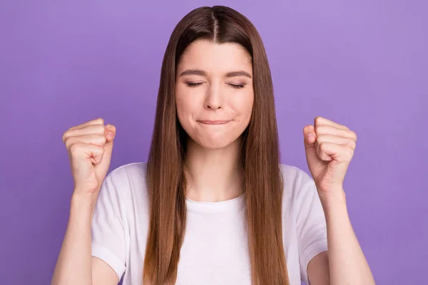 Retrato de fã menina sonhador sorte atraente orando esperando isolado sobre fundo de cor violeta roxo brilhante — Fotografia de Stock