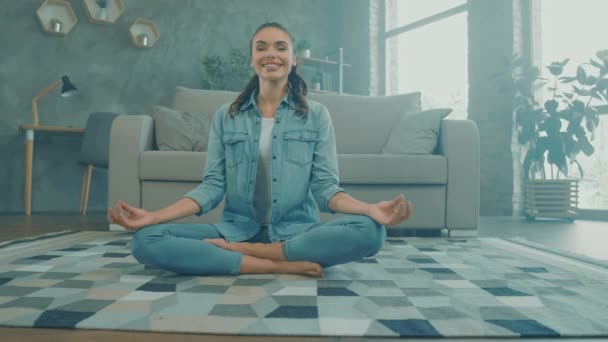 Nyugodt pozitív sportos hölgy ül padló meditálni élvezze lótuszpóz — Stock videók