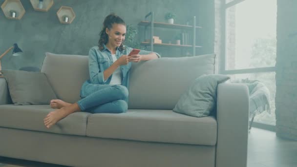 Glada vackra söta dam sitta soffa koppla av helgen förbereda sociala medier blogginlägg — Stockvideo