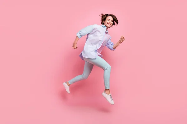 フル丈ボディサイズ写真女性笑顔上の実行中にジャンプ販売隔離されたパステルピンク色背景 — ストック写真