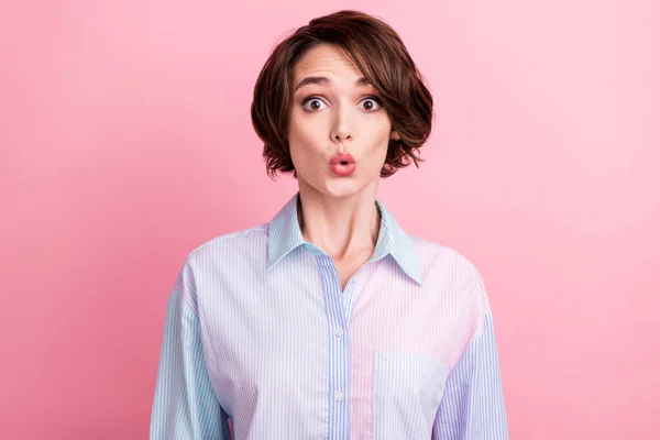 Foto retrato mulher espantada olhando chocado vestindo camisa listrada isolado pastel cor-de-rosa fundo — Fotografia de Stock
