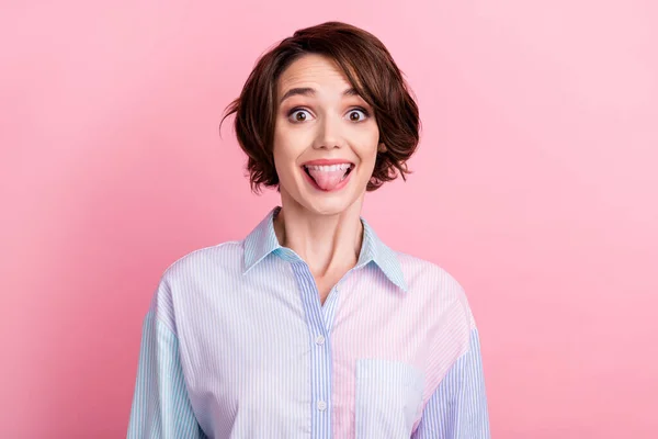 Foto portret verbaasd vrouw vrolijke fooling tonen tong geïsoleerde pastel roze kleur achtergrond — Stockfoto