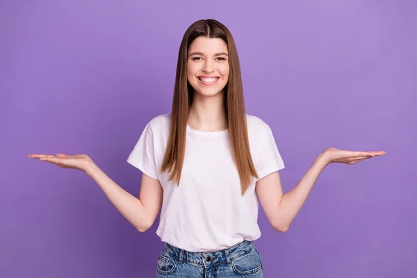 Portrét atraktivní veselá dívka drží na dlaních kopírovat prostor reklama izolované přes jasně fialové barvy pozadí — Stock fotografie