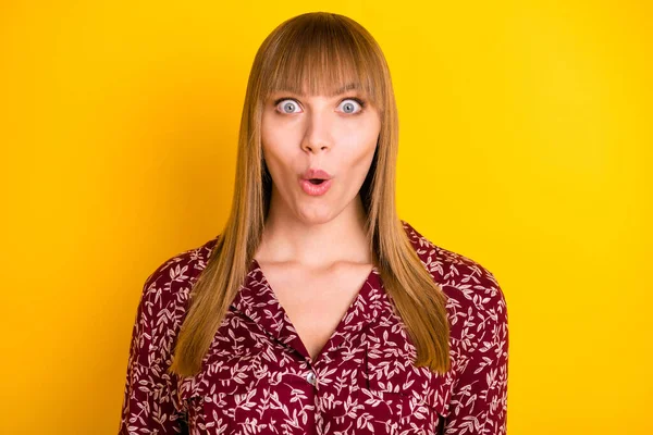 Foto de una joven sorprendida mujer sorprendida noticias falsas sorpresa aislada sobre fondo de color amarillo — Foto de Stock