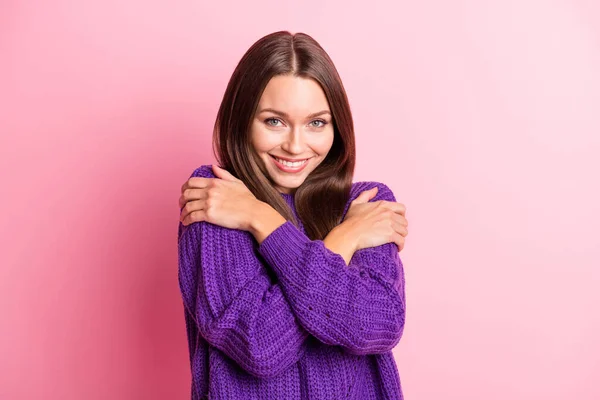 Foto de adorable persona positiva brazos abrazo hombro desgaste suéter violeta aislado sobre fondo de color rosa — Foto de Stock