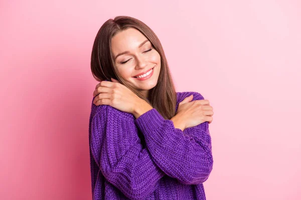 Fotografie inspirované rozkošná dáma objetí ramena nosit fialový svetr izolované růžové barvy pozadí — Stock fotografie