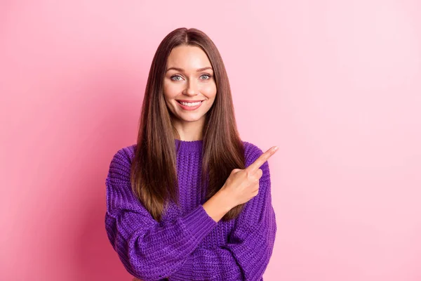 Foto di giovane promoter signora indice diretto spazio vuoto usura viola maglione isolato colore rosa sfondo — Foto Stock