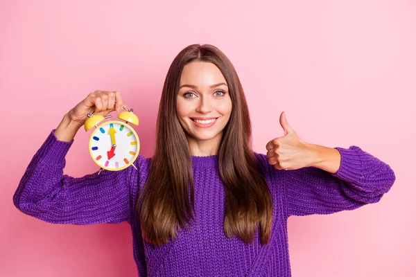 Foto de menina otimista mostrar relógio polegar up desgaste camisola lilás isolado no fundo cor-de-rosa pastel — Fotografia de Stock