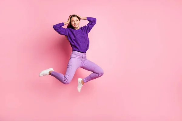 Teljes méretű fotó az optimista lány ugrás viselni orgona pulóver nadrág cipők elszigetelt rózsaszín színű háttér — Stock Fotó