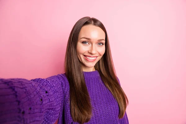 Fotografie hezké mladé dívky vzít selfie zářící úsměv nosit fialový pulovr izolované růžové barvy pozadí — Stock fotografie