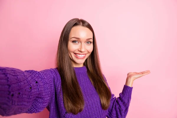 Foto de pessoa muito positiva tirar selfie mão indicam espaço vazio isolado no fundo cor-de-rosa — Fotografia de Stock